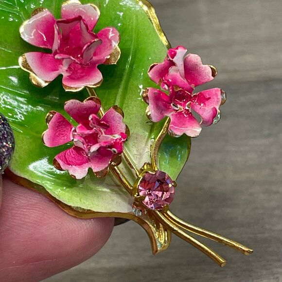 Vintage Gold Tone Leaf w/ Green Enamel Pink Flowers Brooch Marked Austria - Picture 6 of 7
